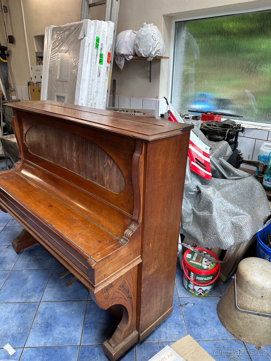 Starý pianino