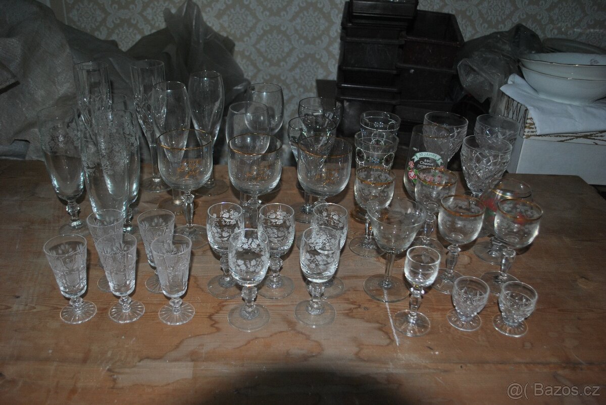 Různé skleničky na víno