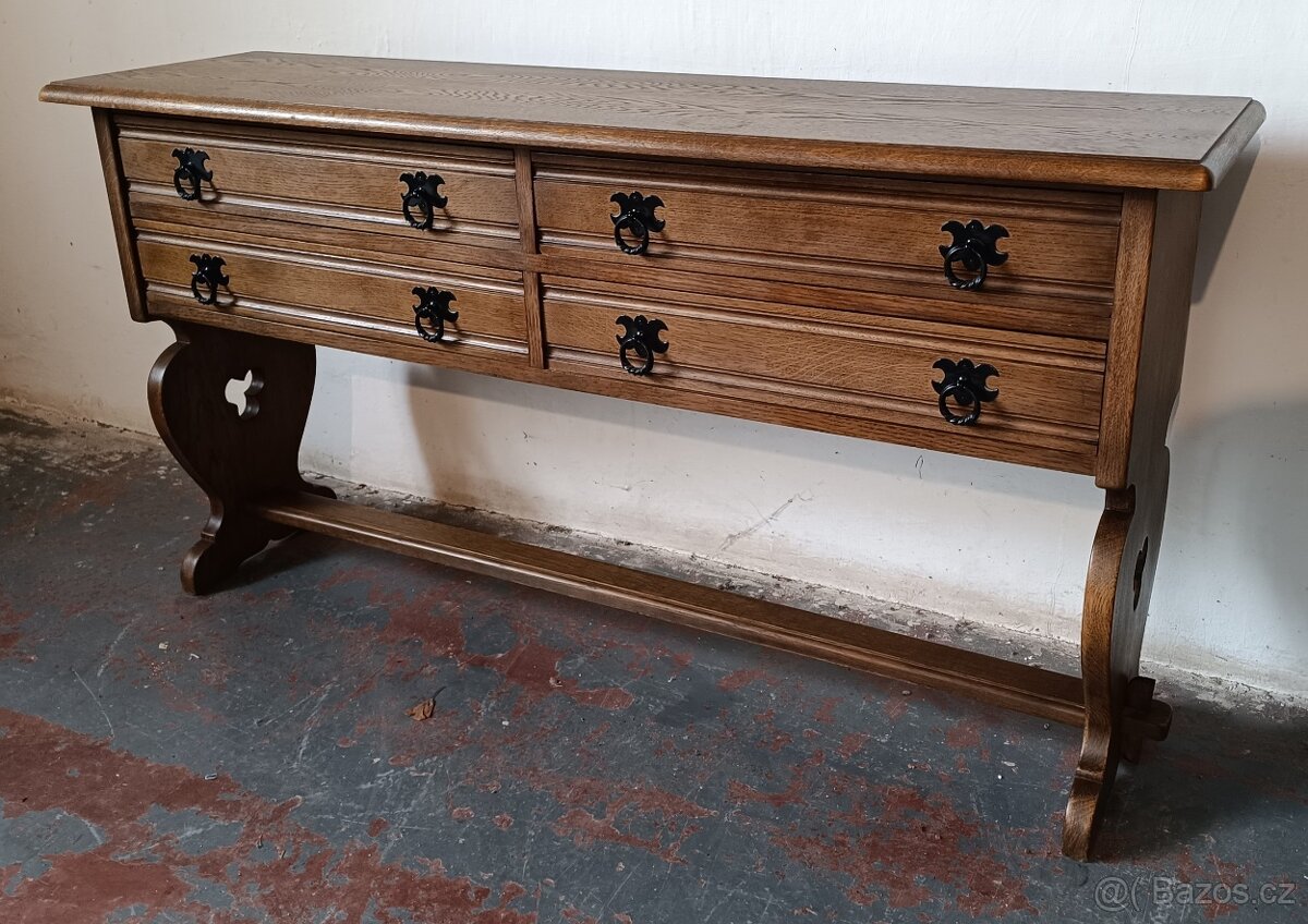 Dubová, rustikální komoda s kováním.