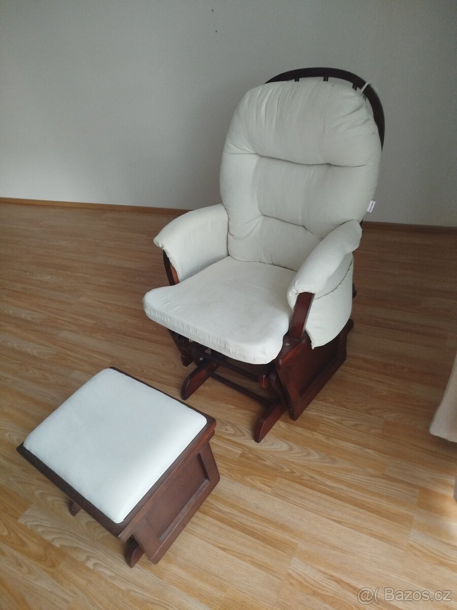 relaxační houpací křeslo s taburetem