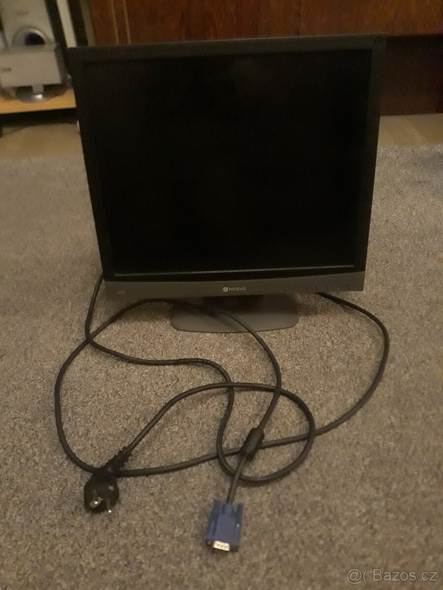 BAREVNÝ  LCD  MONITOR  17  PALCŮ  ZN.  LENOVO