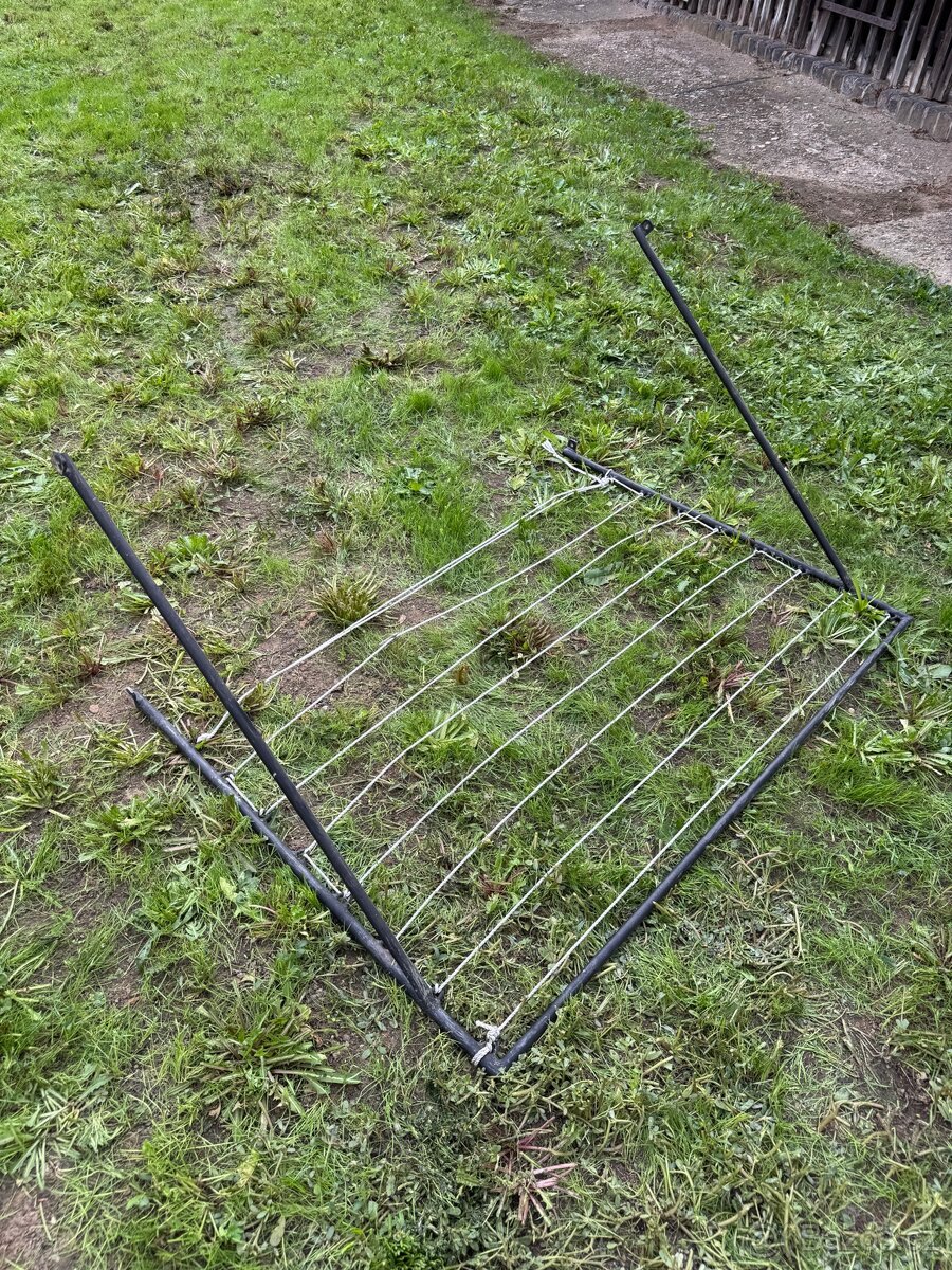 Sušák na prádlo do okna