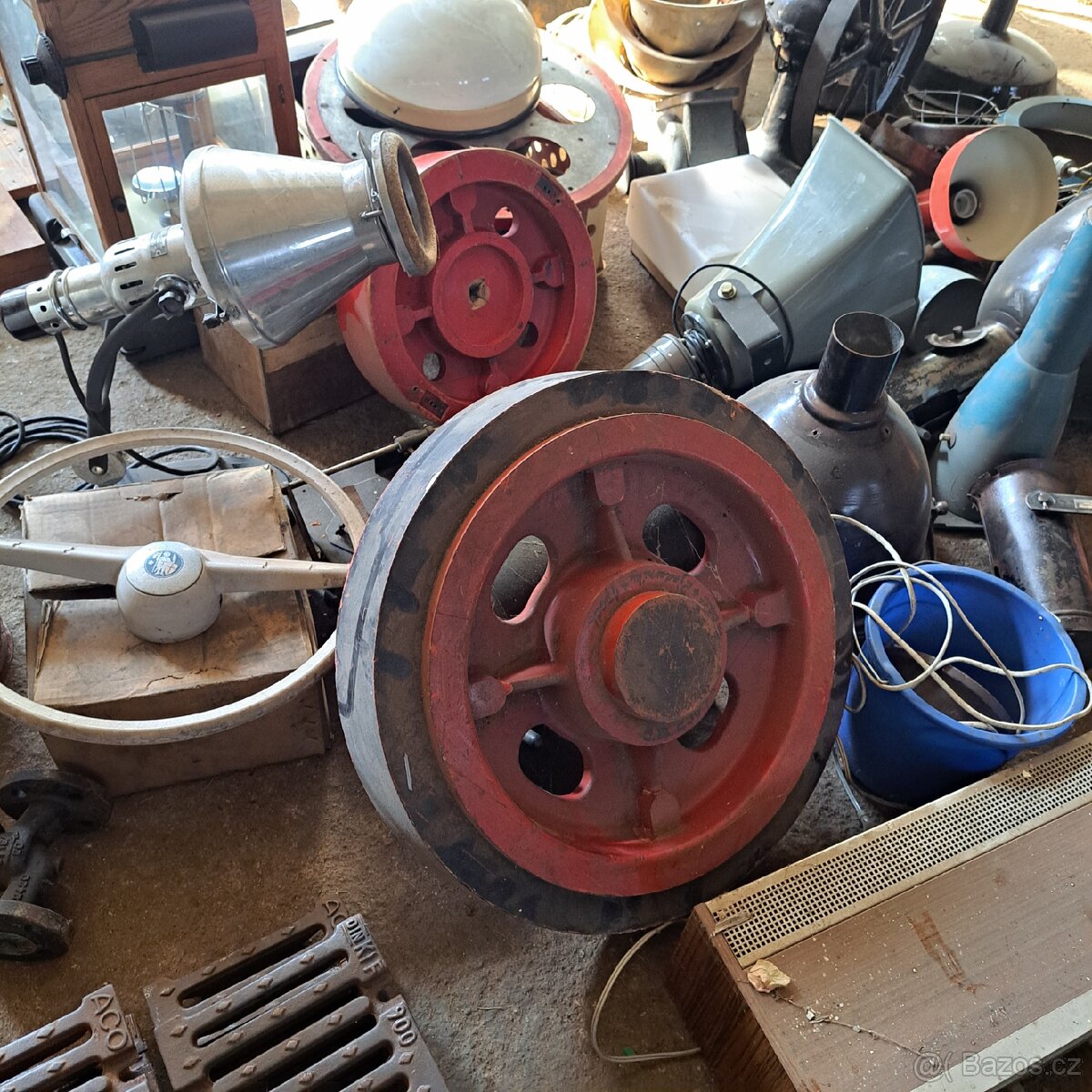 Industriální dekorace, doplňky, kanystry atd