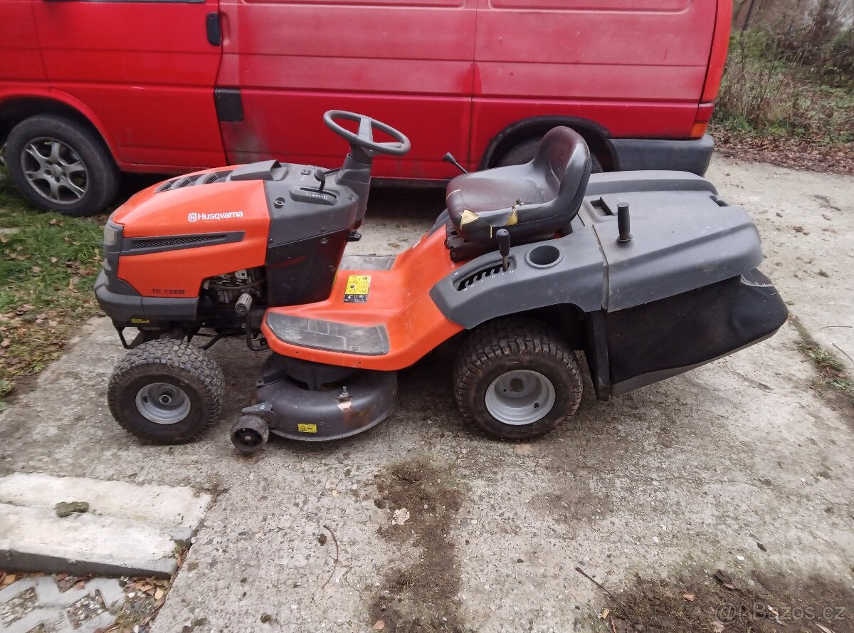 Zahradní traktor Husqvarna TC 138 M