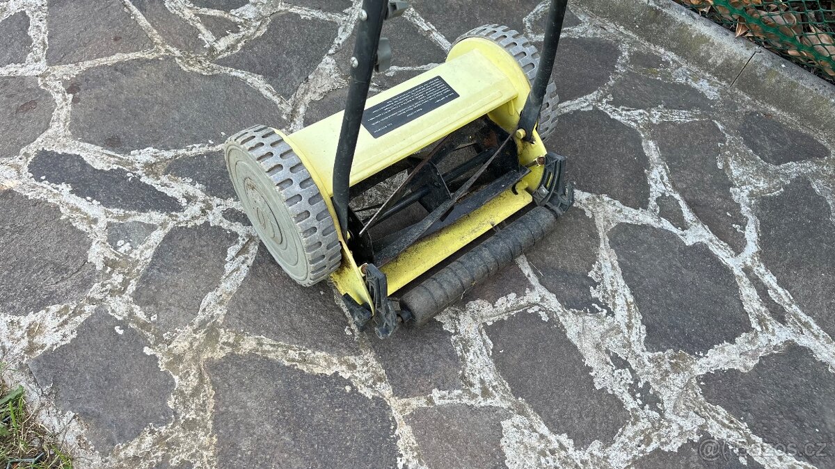 Rotační vřetenová sekačka na trávu