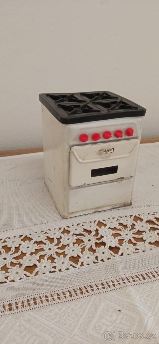 Dětská plechová hračka pečící trouba