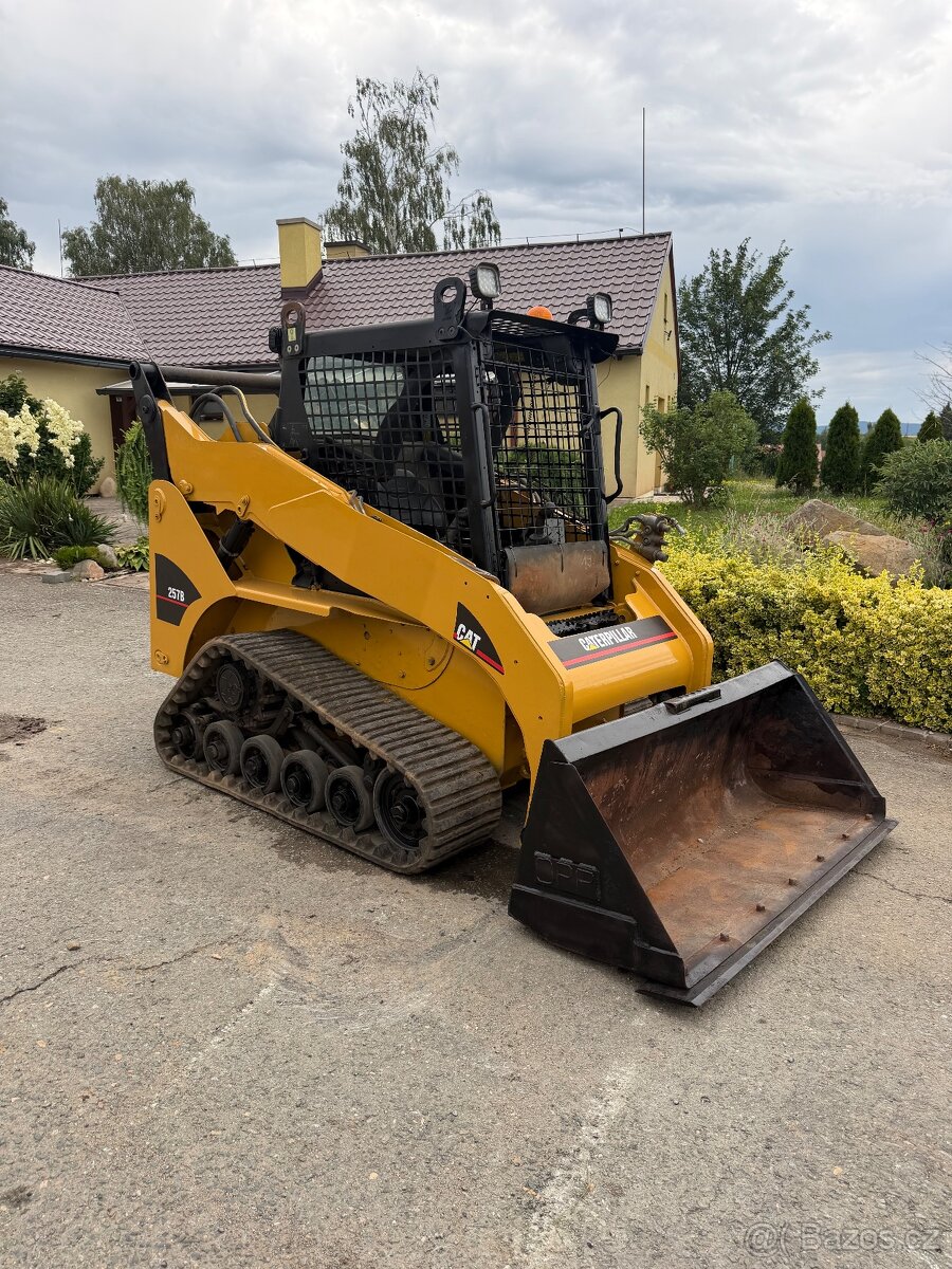 Pasovy smykovy CAT 257B3 2012
