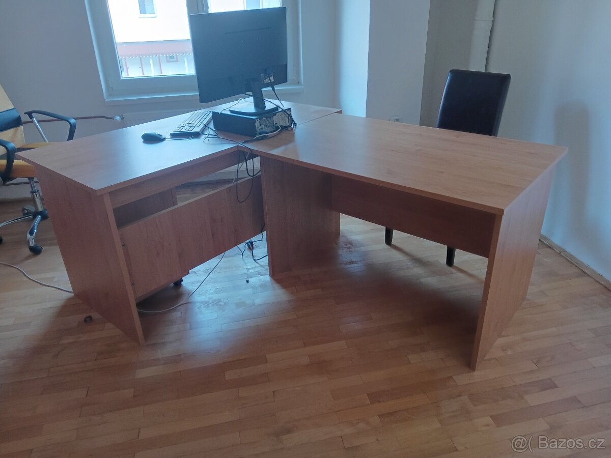 Klasické kancelářské stoly