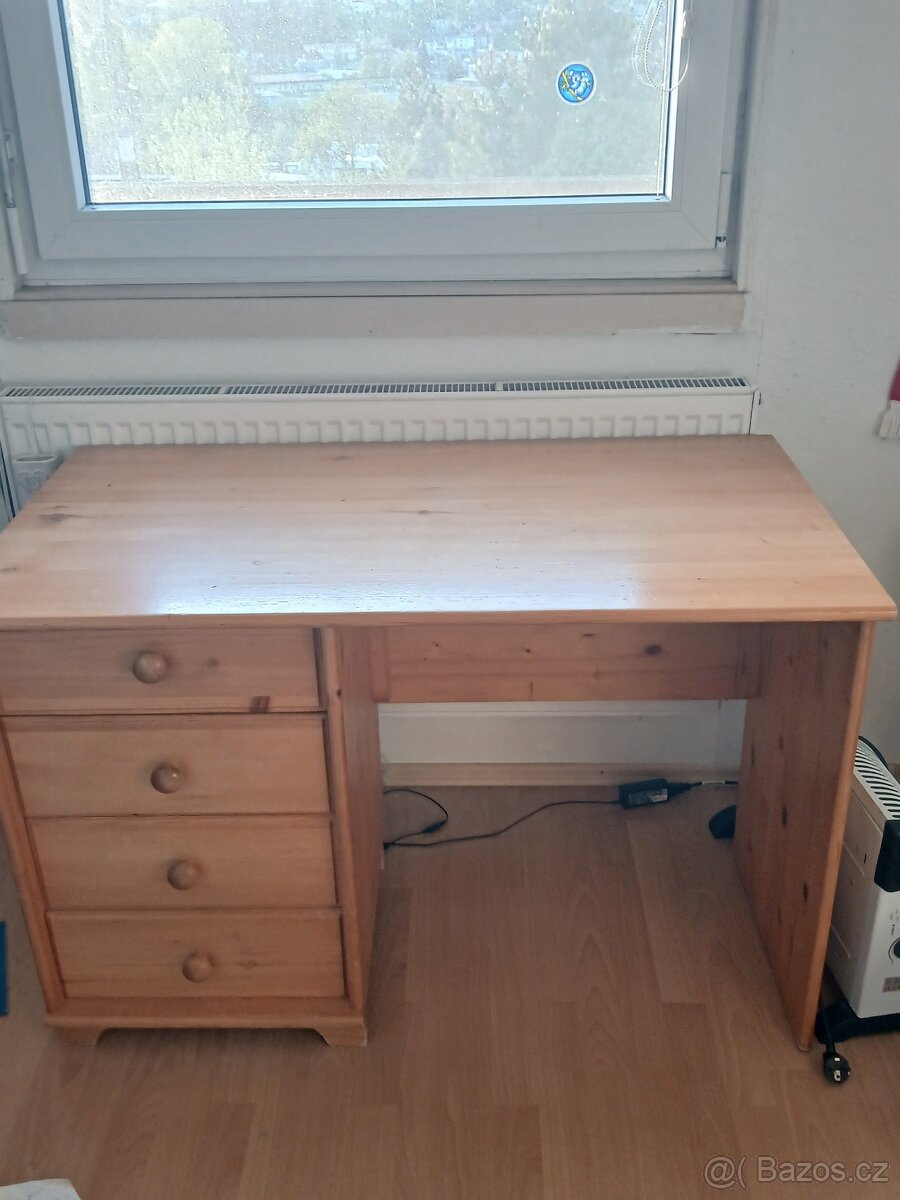 Dřevěný stůl ze smrkového masivu