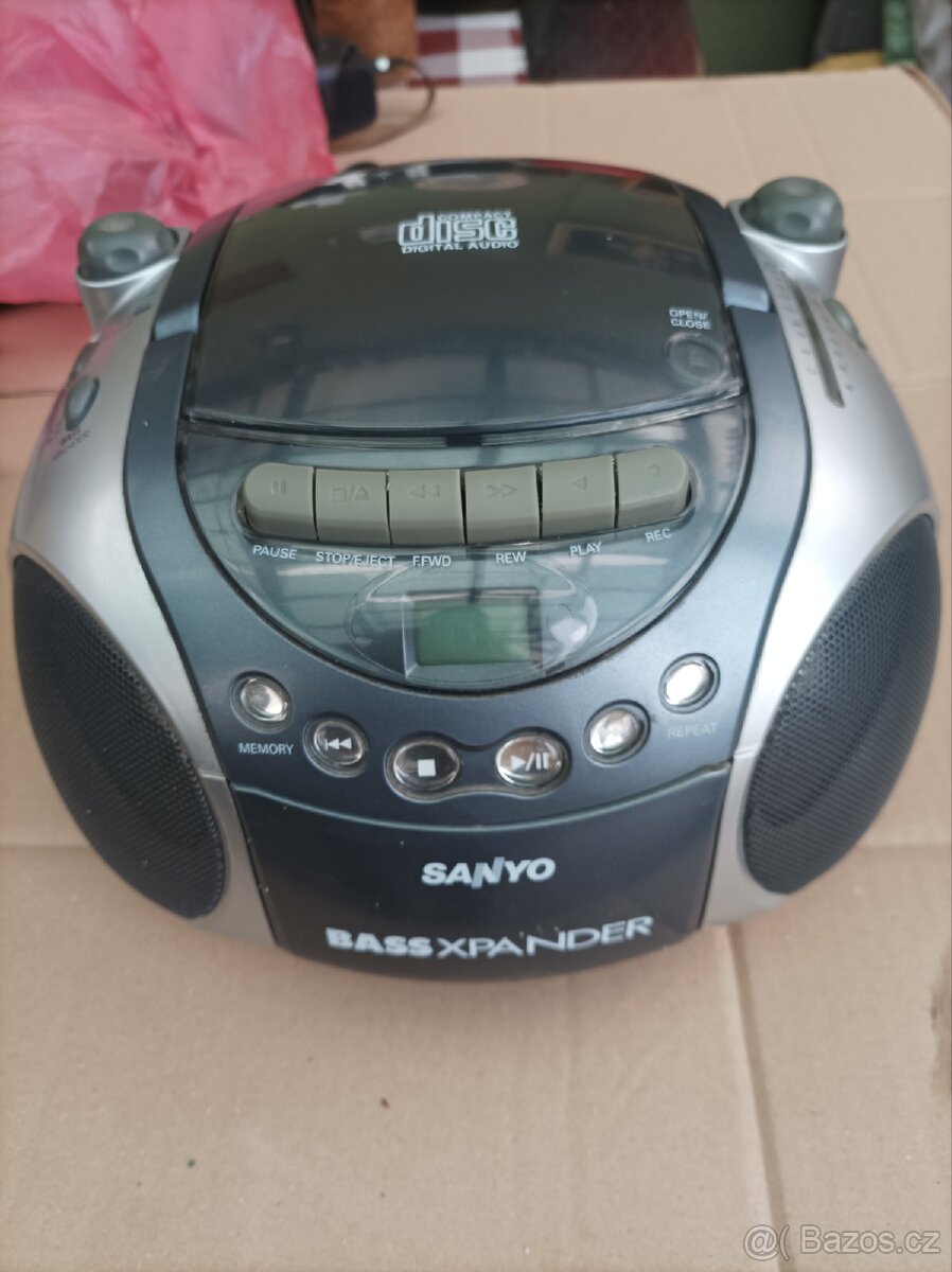 RADIO 12 V. 220 V