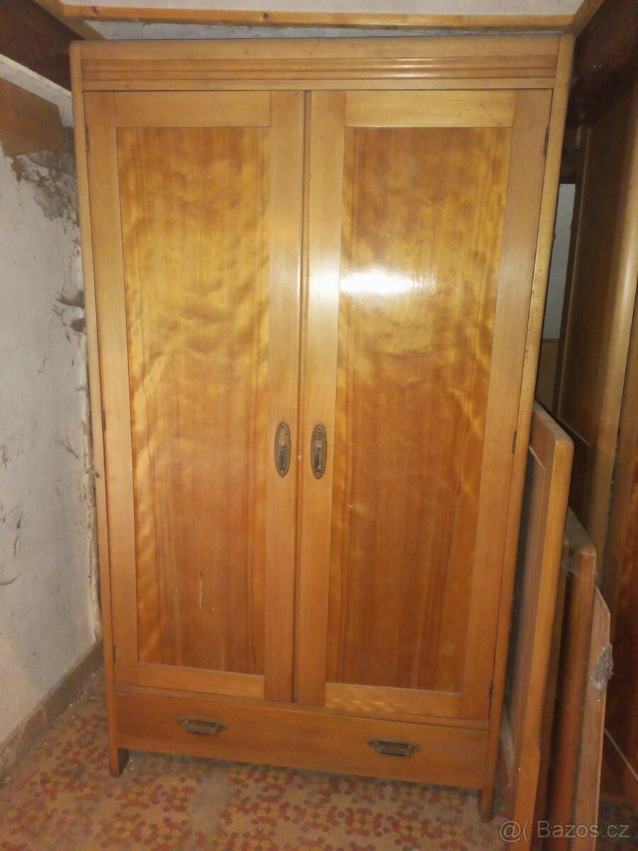 Prodám nábytek (skříně)