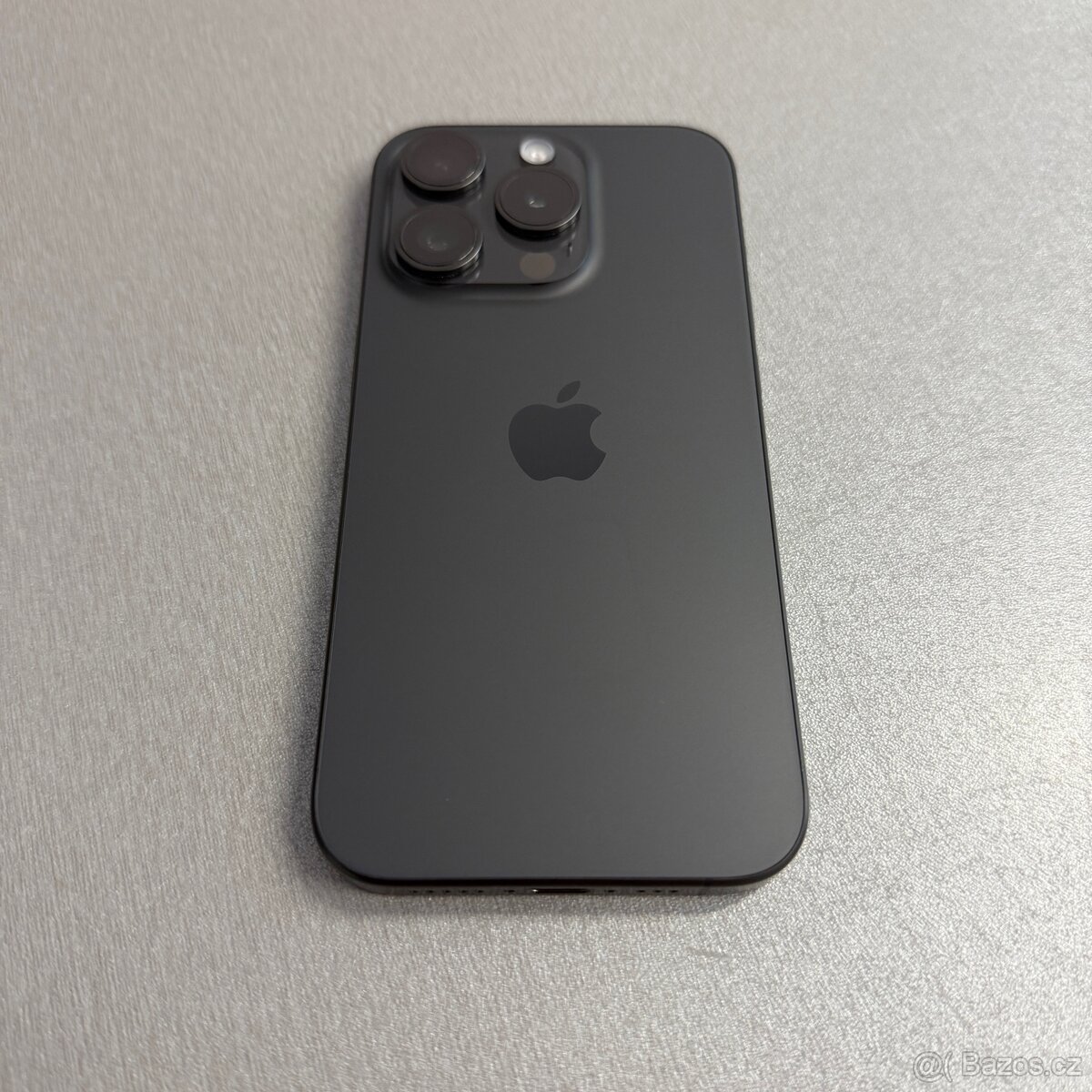 iPhone 15 Pro 256GB black titan, pěkný stav, rok záruka