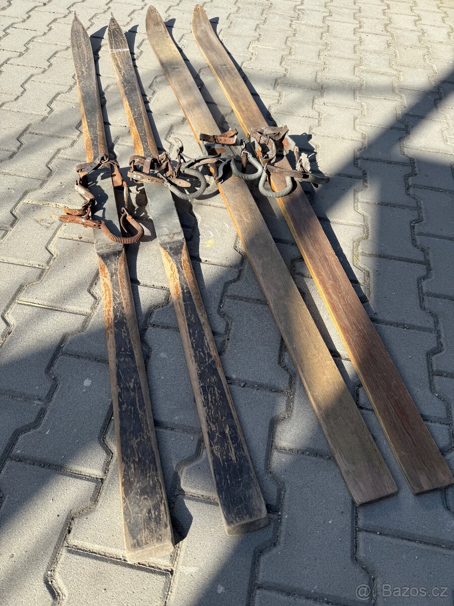 Staré dřevěné lyže 2 páry