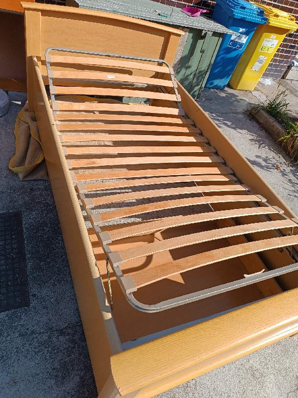 Postel 120cm x 200cm včetně roštu a matrace
