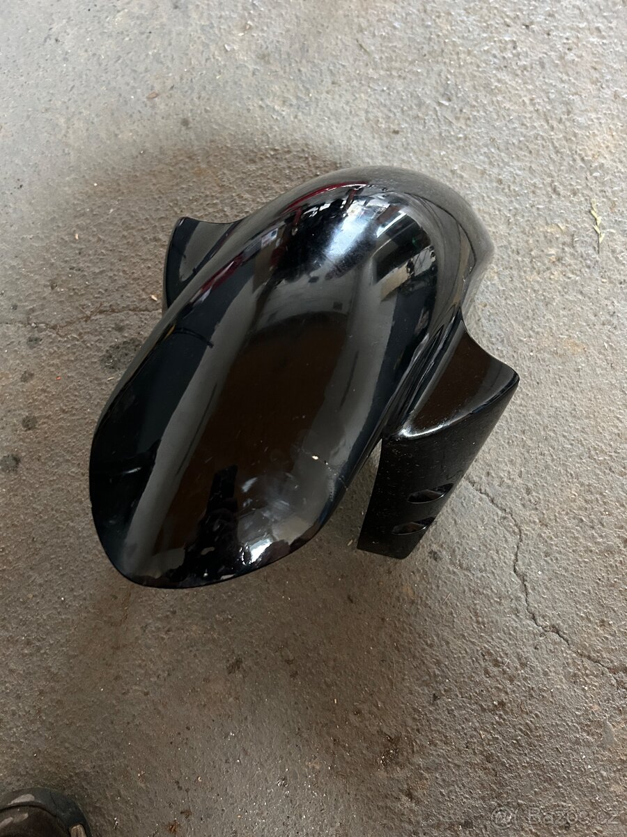 Yamaha r1 2007 přední blatník
