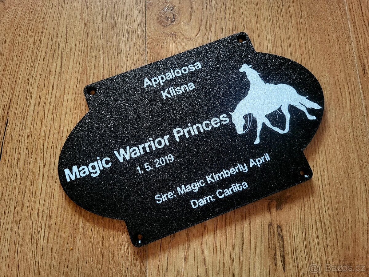 Cedulka se jménem koně na box