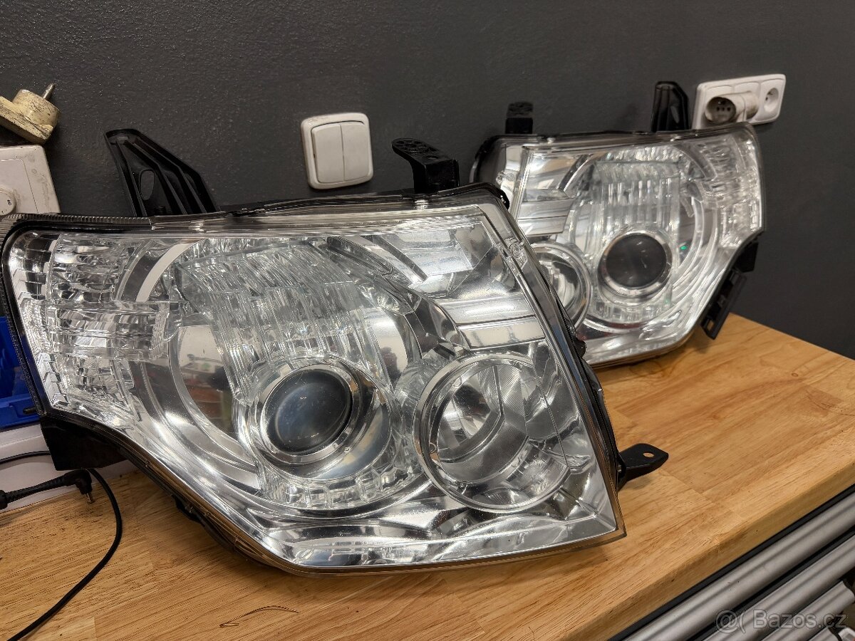 Světlomety Mitsubishi Pajero facelift 2012–2021