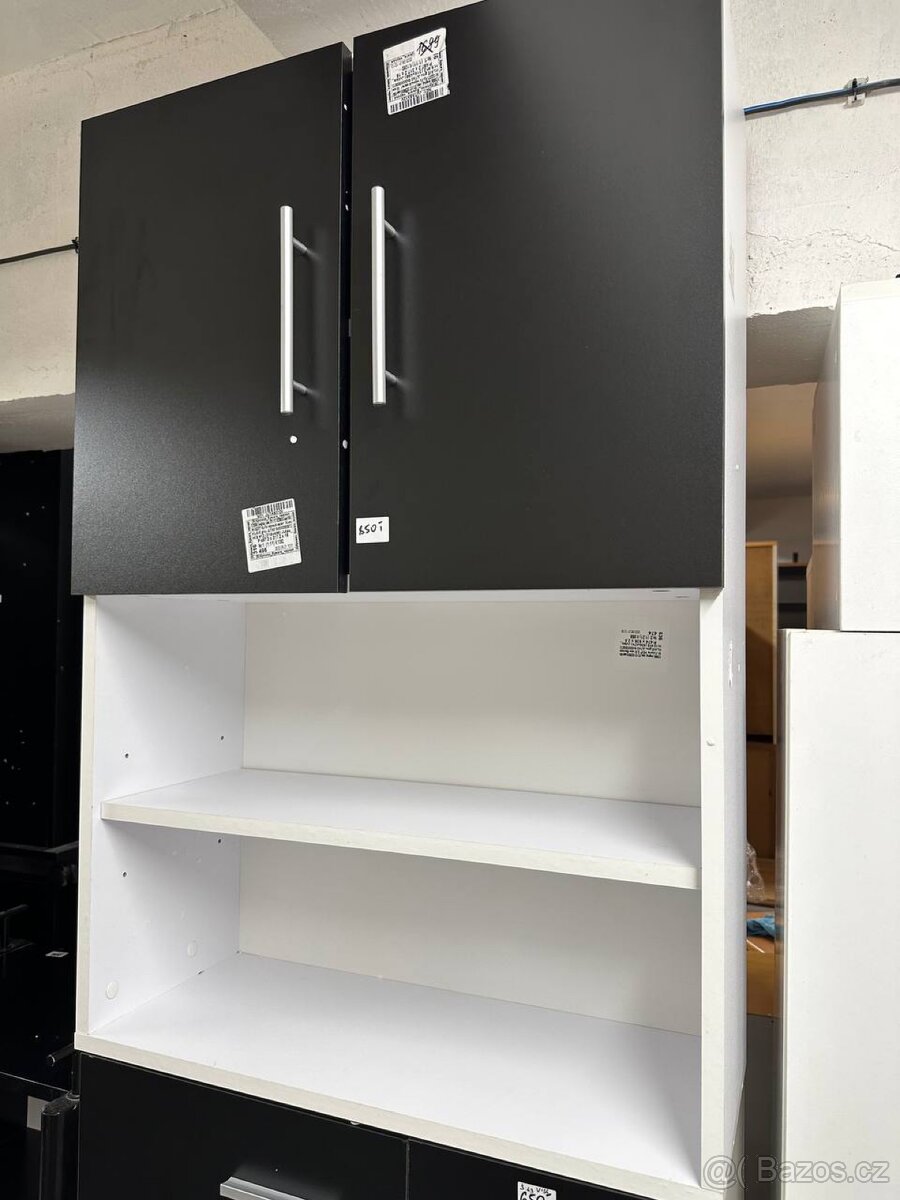 Koupelnová skříňka s policemi