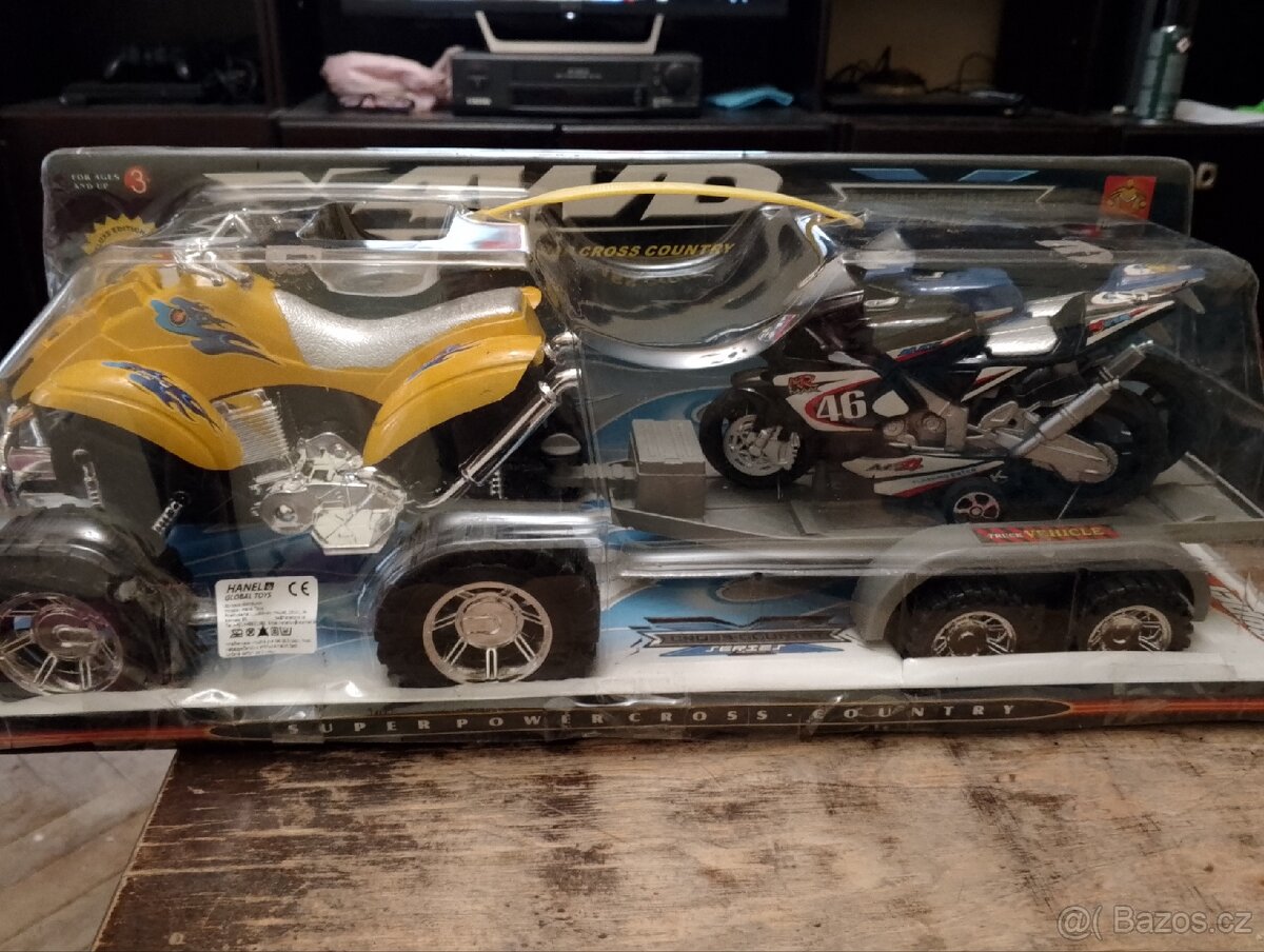 Čtyřkolka s dvěma moto.