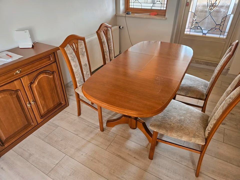 Stůl oválný jídelní, rozkládací a 4 židle