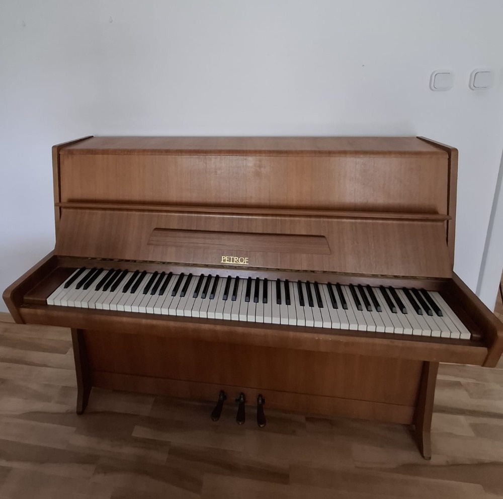 Piano zn. Petrof