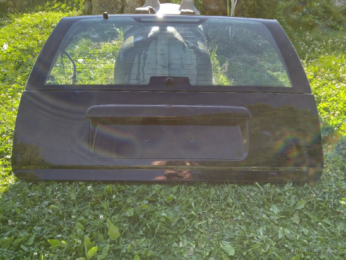 Prodám zadní vrata Volvo V70, r. 1999 kombi