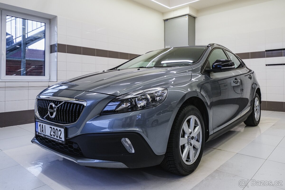 Volvo V40 cross country 2.0 D2 88kW, kamera,výhřev,navi,park