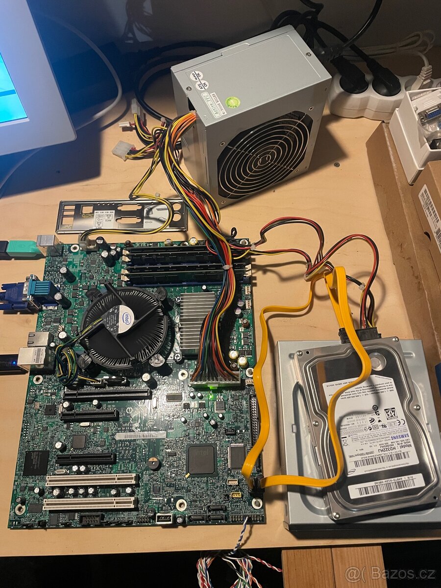 Deska Intel server, CPU, RAM, HDD, DVD, zdroj, kabeláž