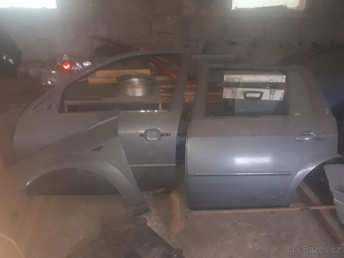 VELMI LEVNĚ Dveře na Mondeo MK3