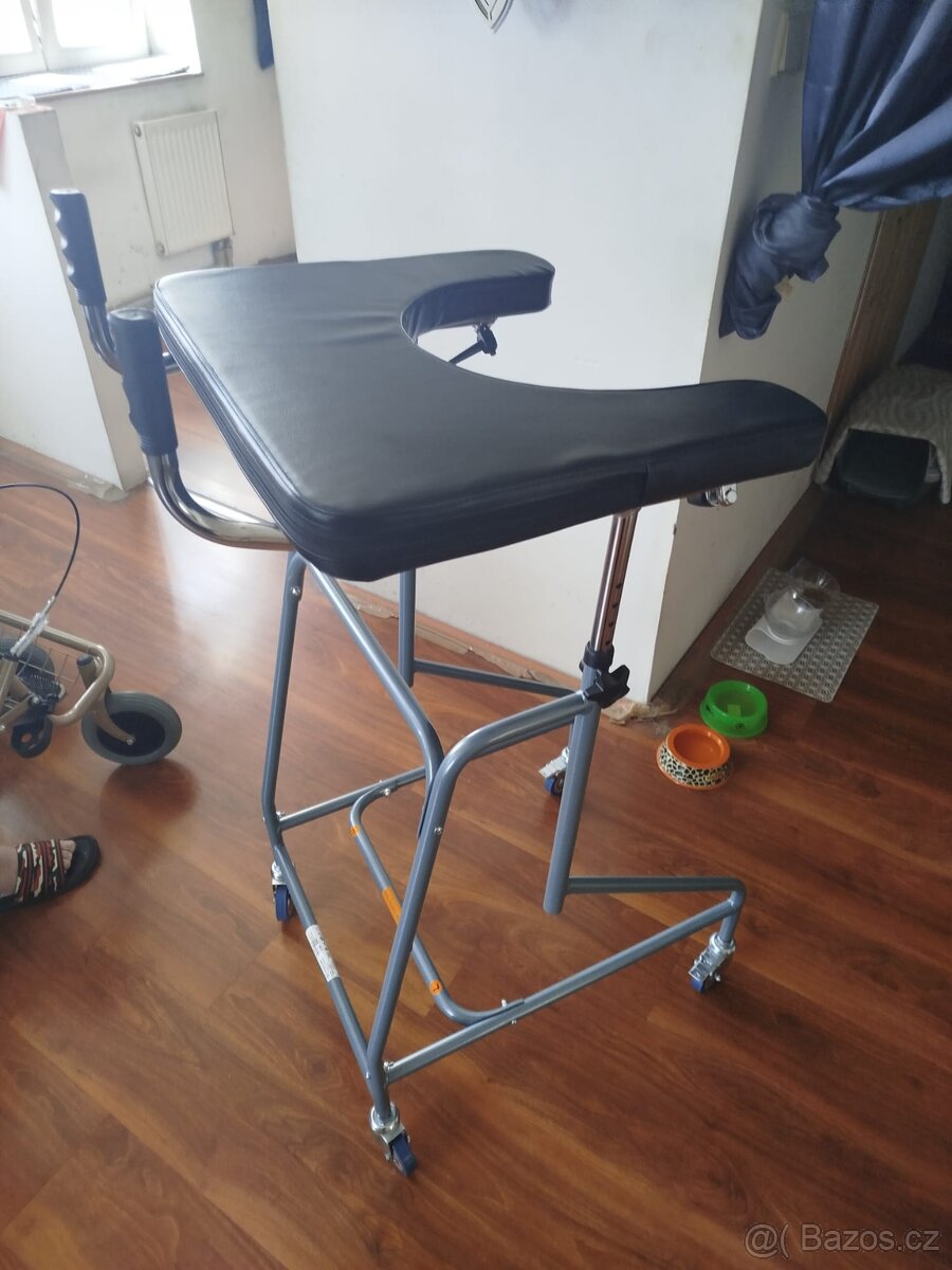 Prodám vysoké čtyřkolové chodítko.