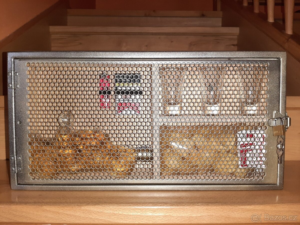 Bar osvětlený na zeď Z tajnou schránkou malá