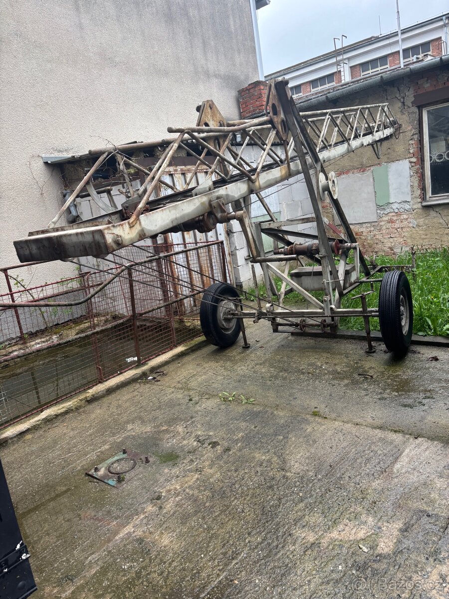Výsuvný dvoukolový žebřík