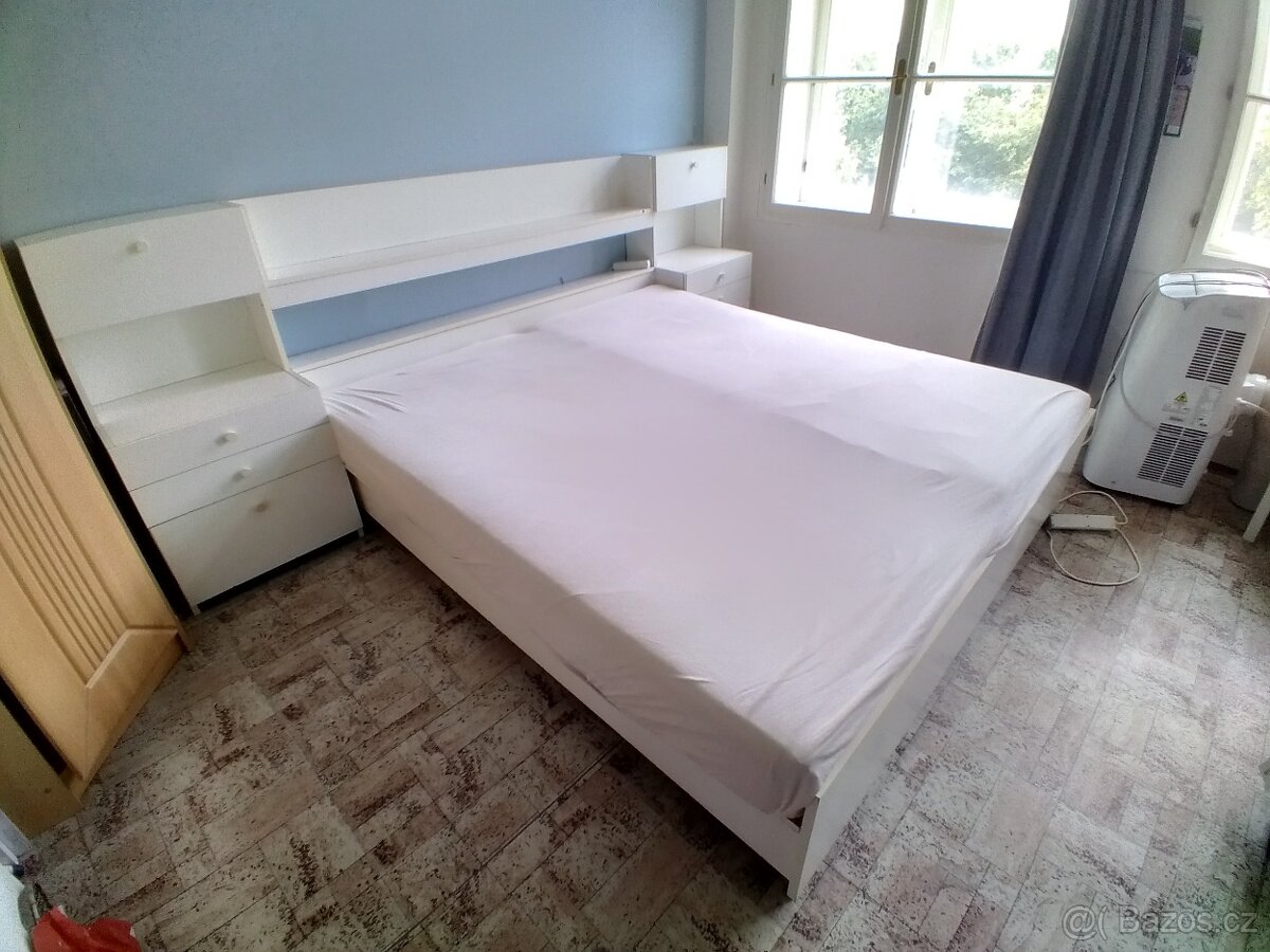 Ložnice s nočními stolky a úložným prostorem