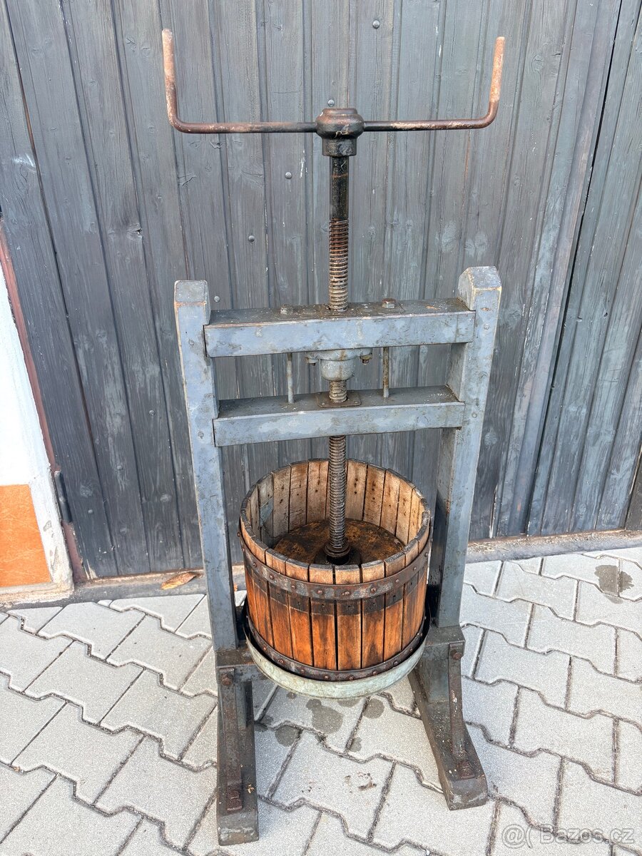 Starý dřevěný lis na ovoce