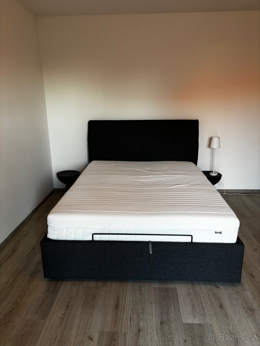 Postel i s matraci