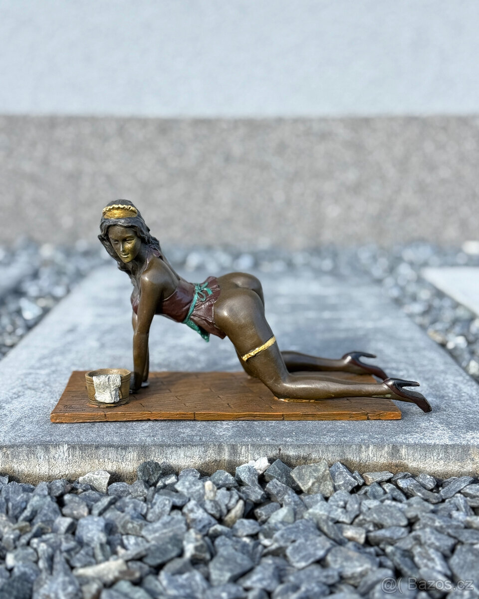 Erotická bronzová socha žena na kolenou pinup sexy uklízečka