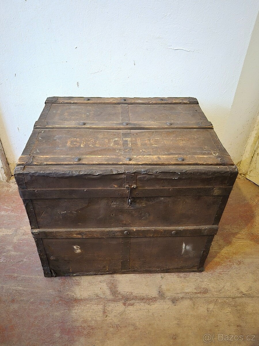 Zajímavá starožitná industriální truhla