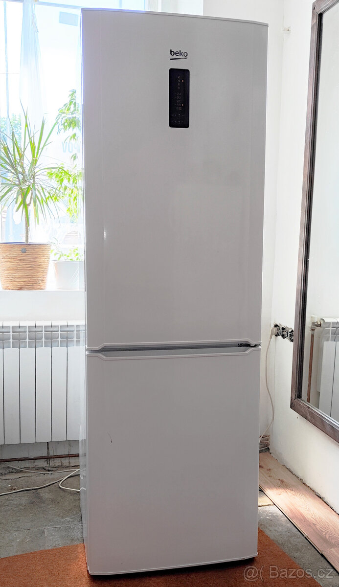 Lednice s mrazákem BEKO CN237231 K60365NE Na díly