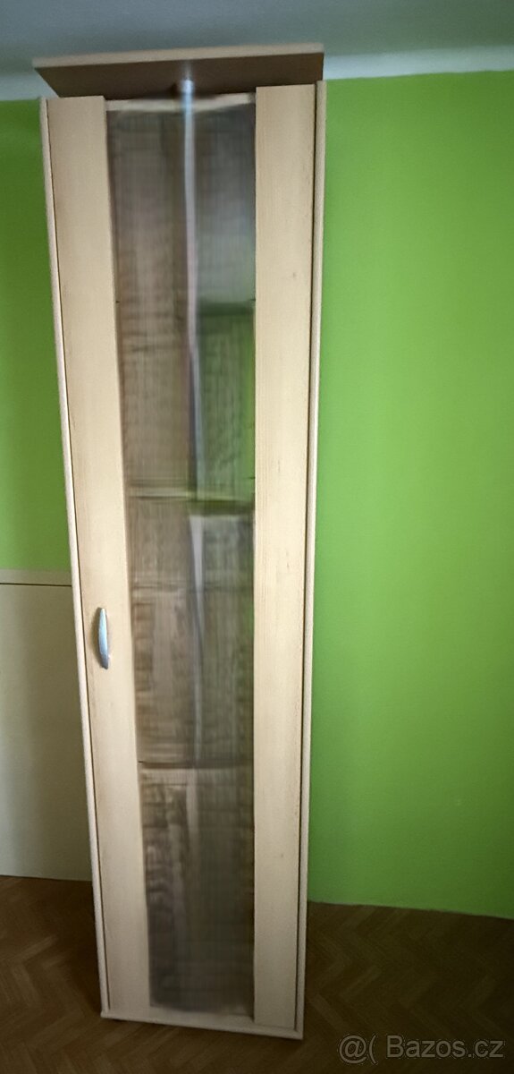 prosklená skříň