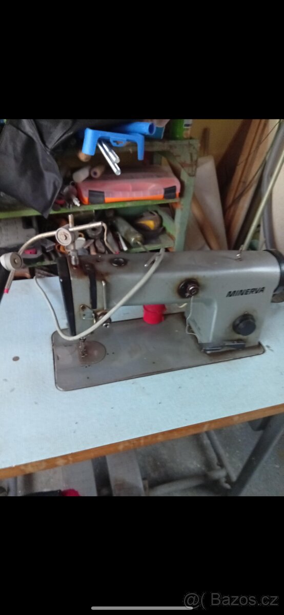 průmyslový šící stroj
