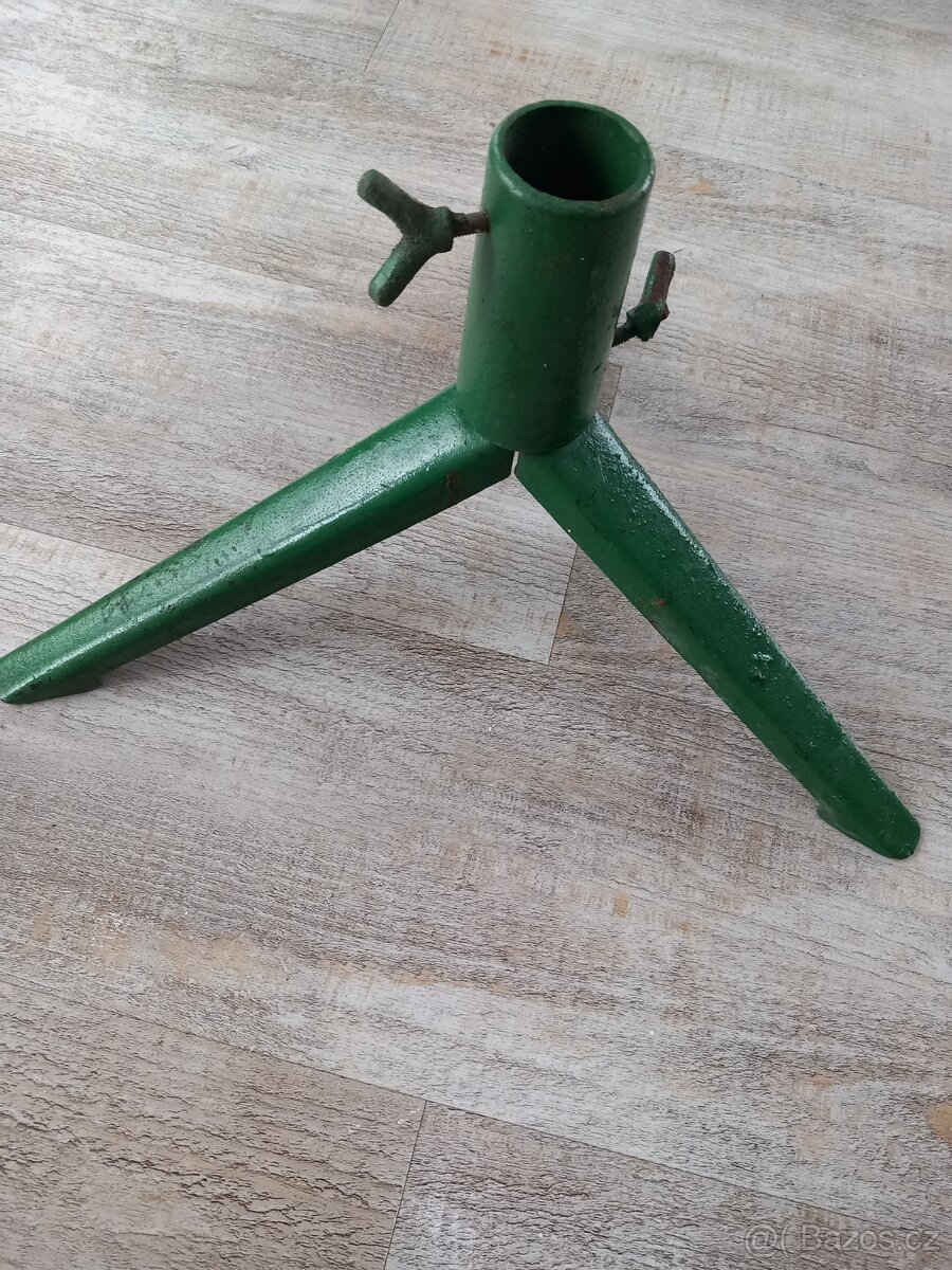 Starý  stojan na vánoční stromeček