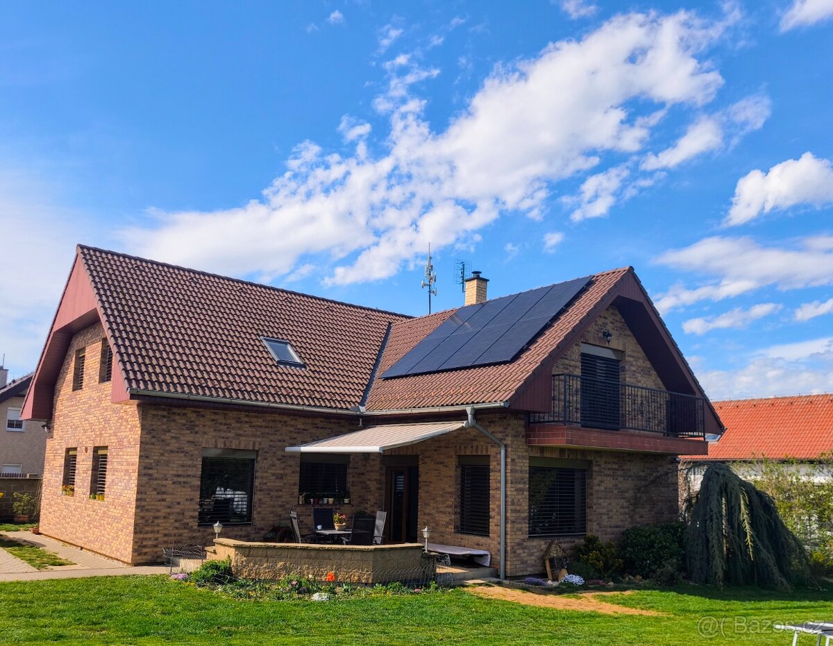 Dům s garáží 7+kk, zahradním domkem a bazénem