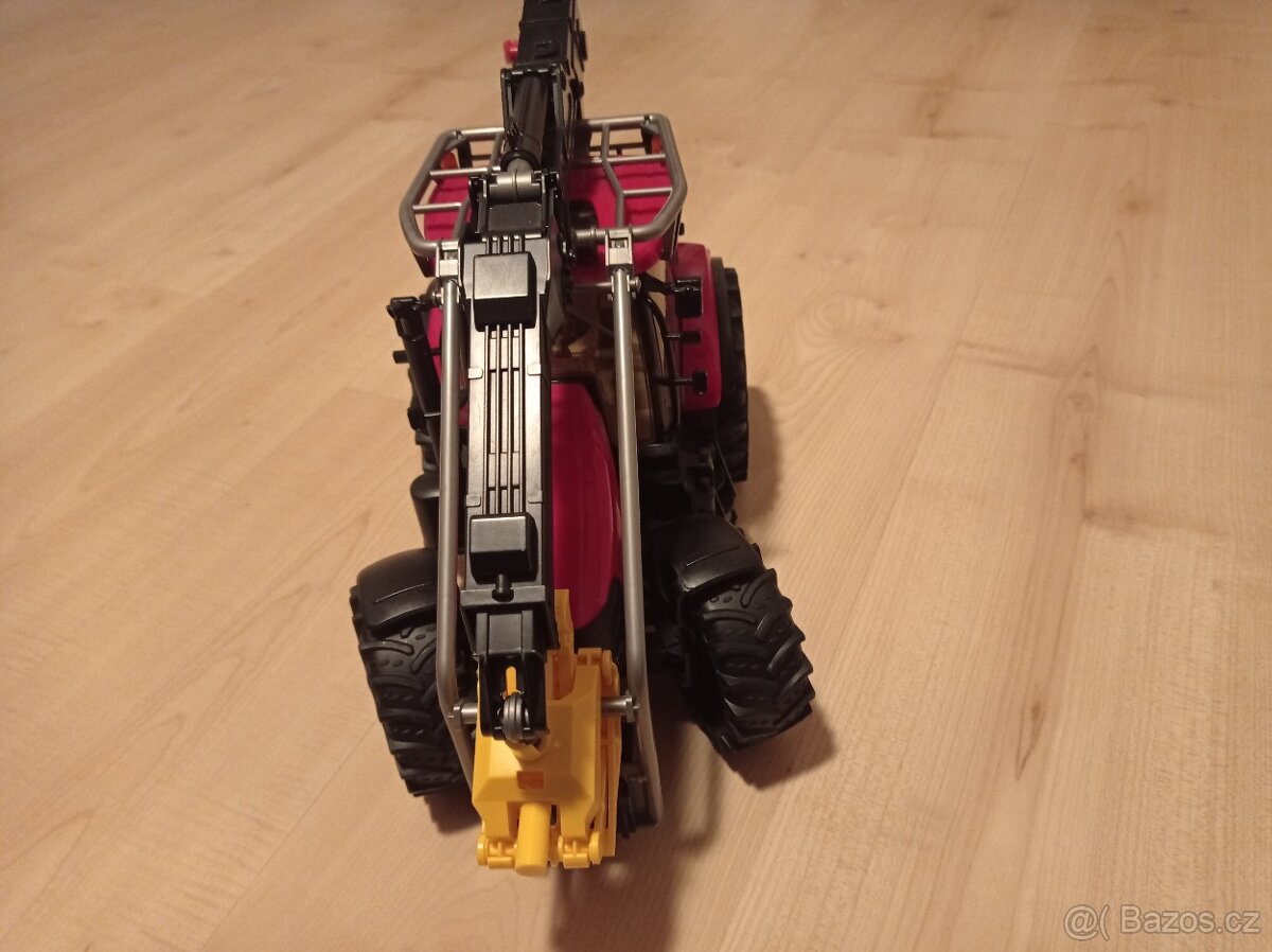 Lesní traktor Bruder.