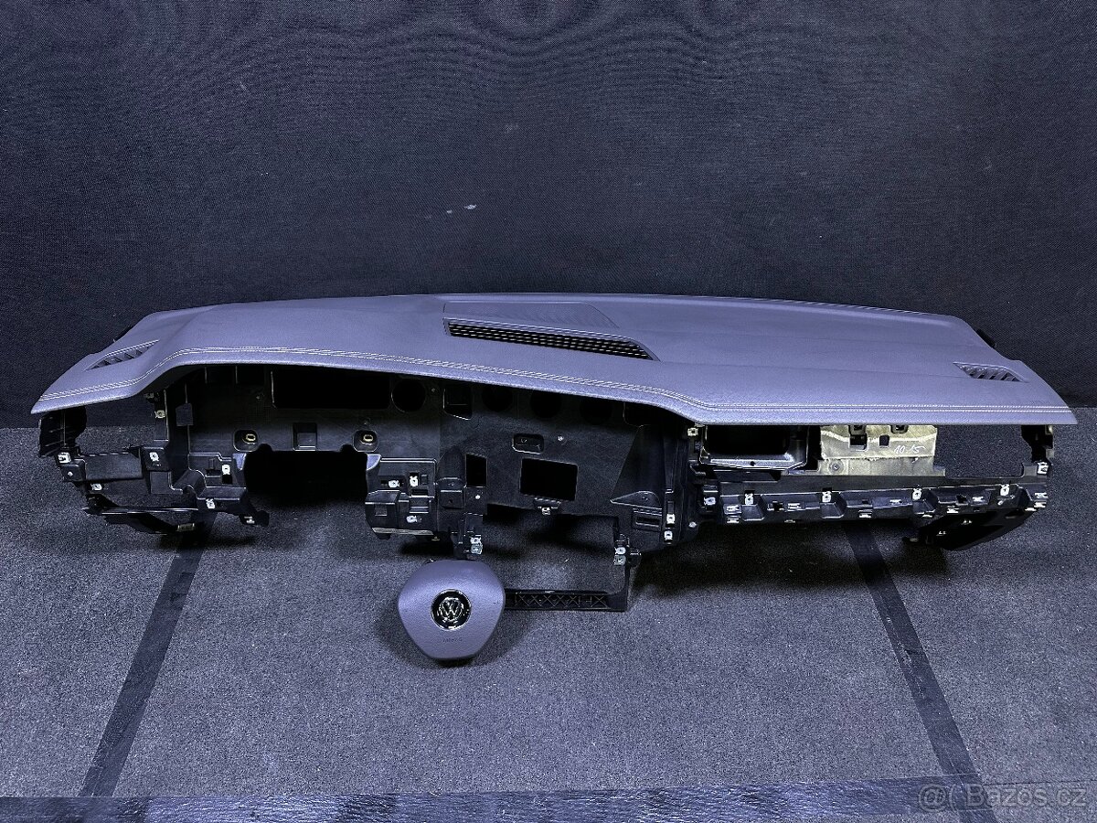 VW Touareg III CR7 palubni deska airbagy