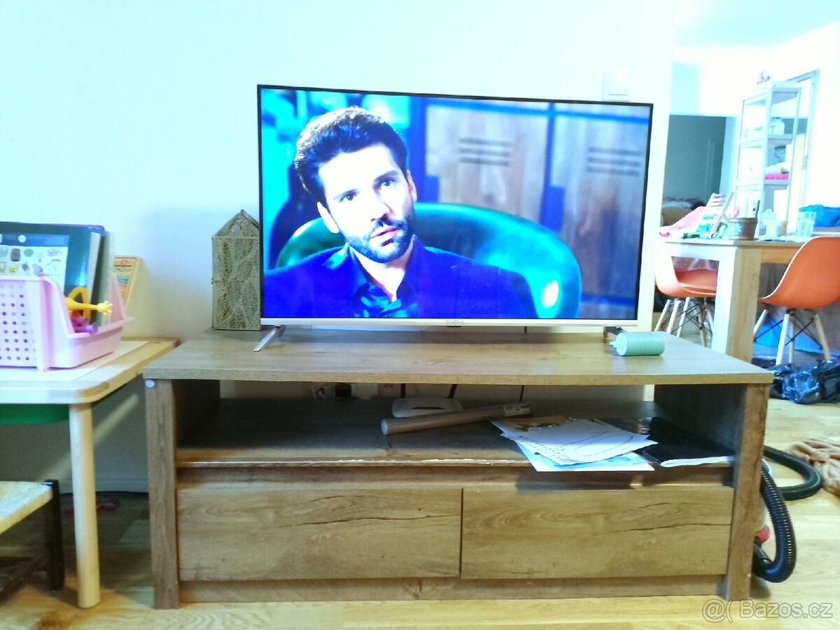 Stůl pod televizi