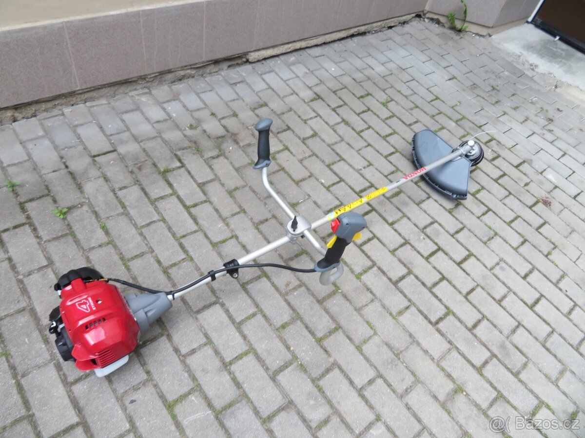 Nový benzínový křovinořez Honda UMK 450 U
