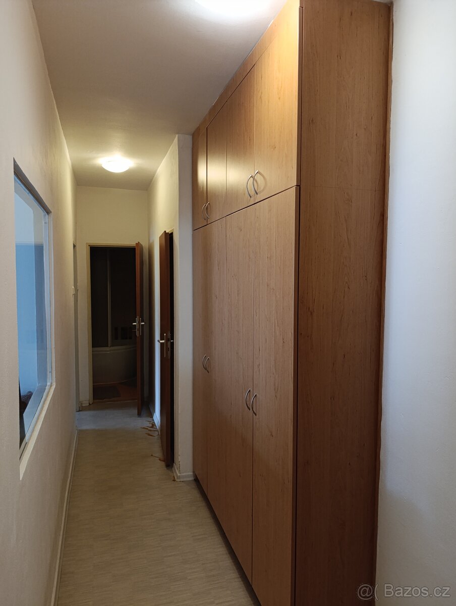 skříň policová/šatní 5.000,- Kč