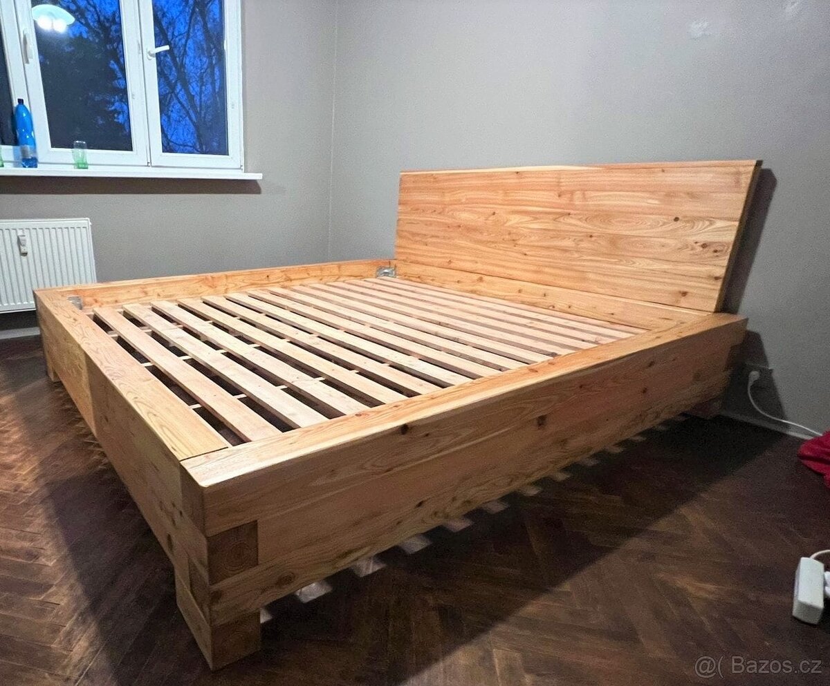 Masivní postel z modřinu