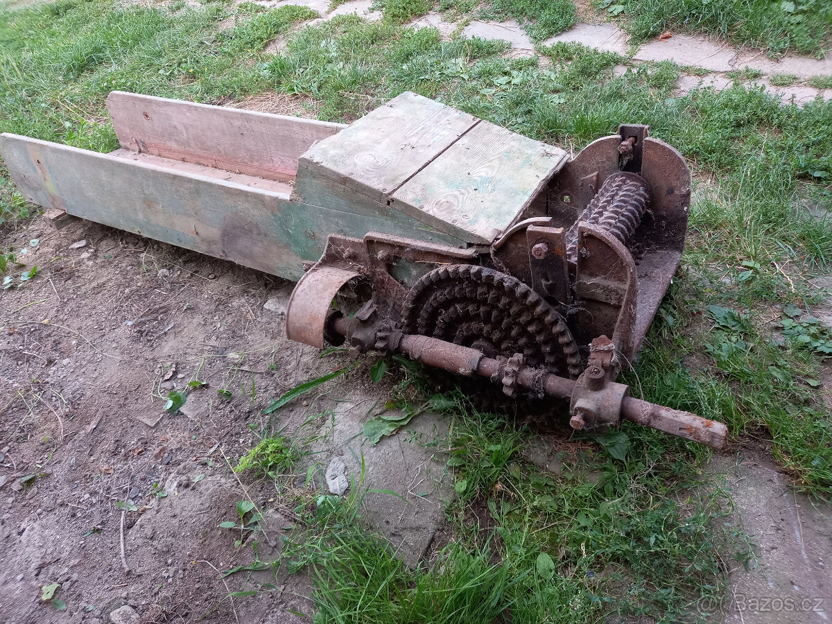 Historická sekačka/drtička