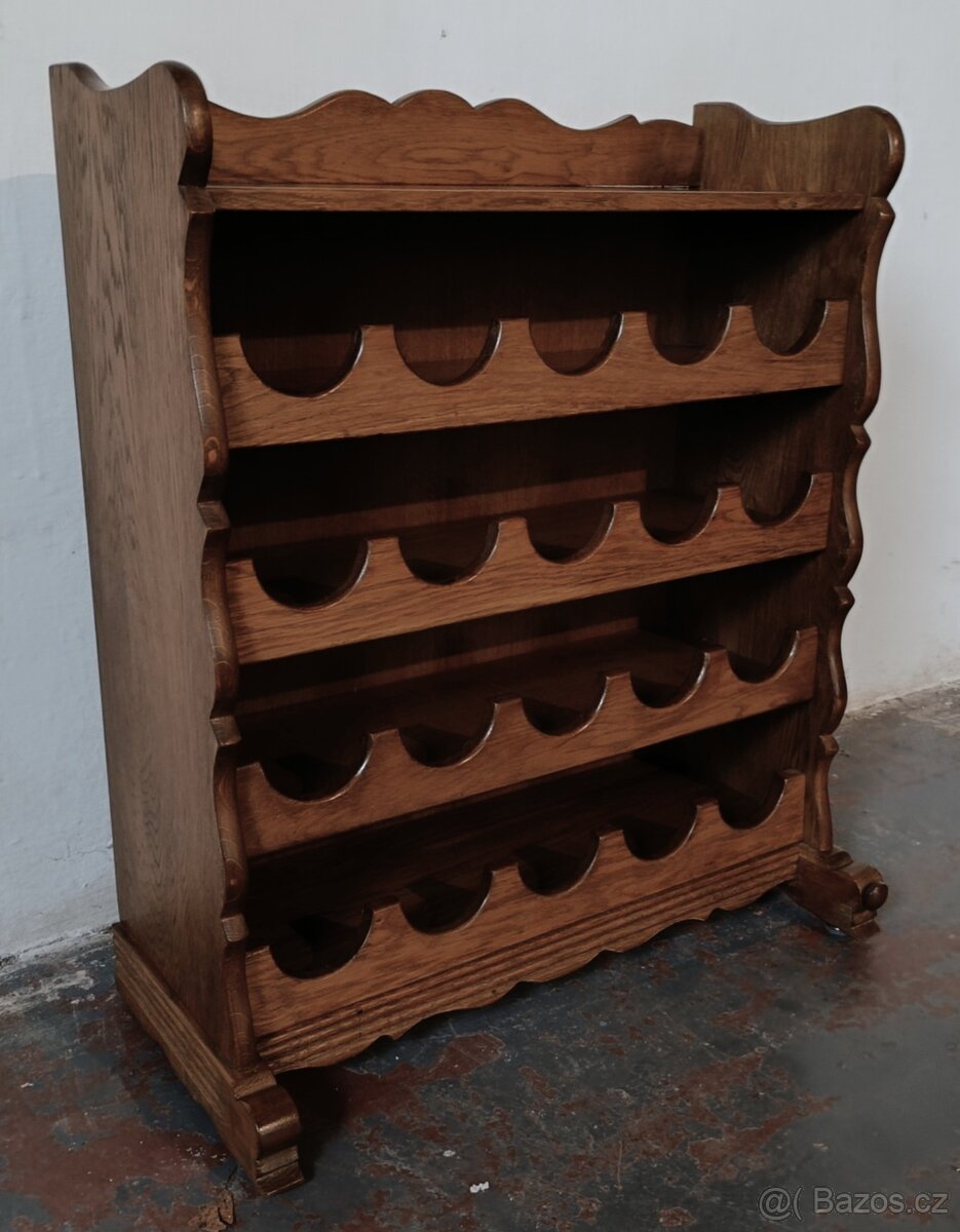 Dubová, rustikální komoda na víno.